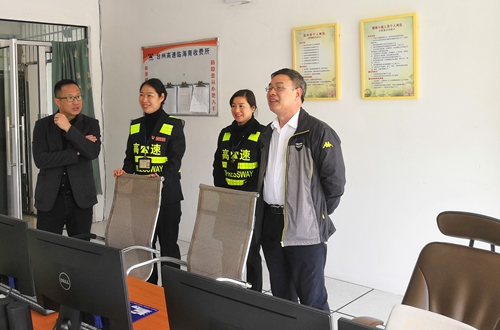 3 陳文波在臨海南監(jiān)控室察看收費(fèi)員工作情況_副本.jpg